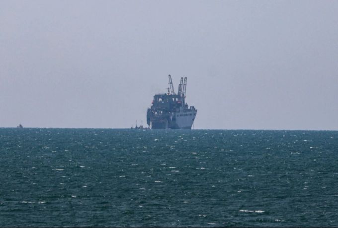 Das erste Schiff mit Hilfsgütern hat am Freitag vor dem Pier an der Küste des Gazastreifens Anker geworfen. Gaza