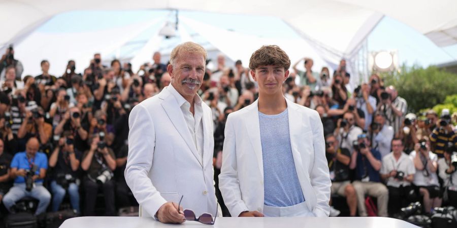 Schauspieler Kevin Costner (l) und sein Sohn Hayes bei den 77. Internationalen Filmfestspielen in Cannes.