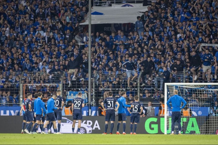 Der VfL Bochum stellt sich nach dem Spiel den Fans.