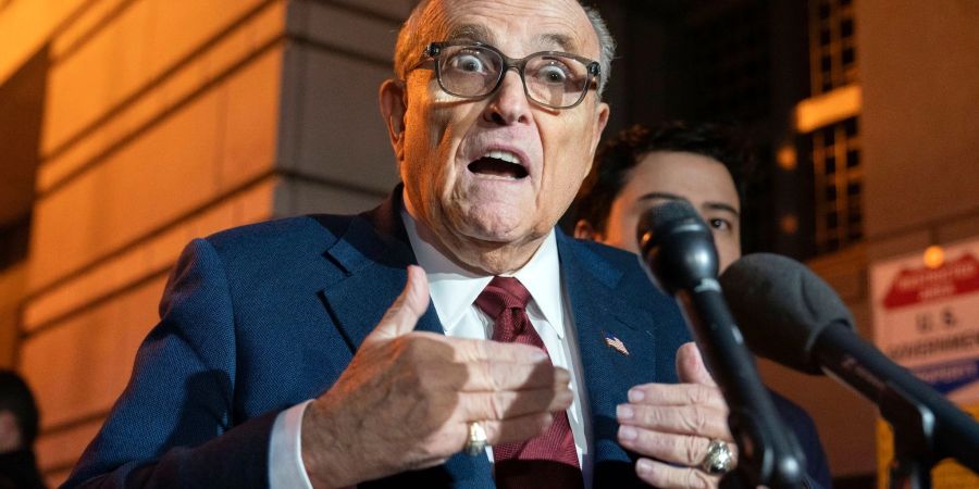 Rudy Guiliani, Ex-Anwalt von Donald Trump, wurde über seine Anklage im Verfahren um Wahlbetrug informiert.