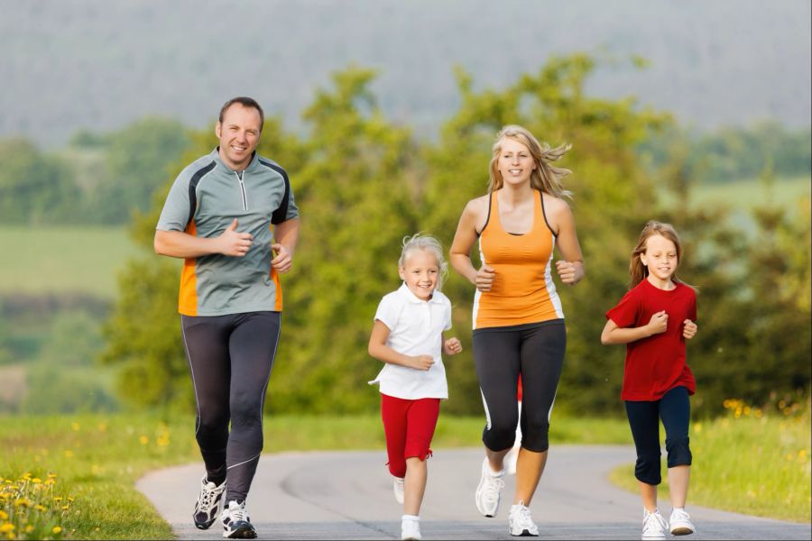 Familie joggt in Natur