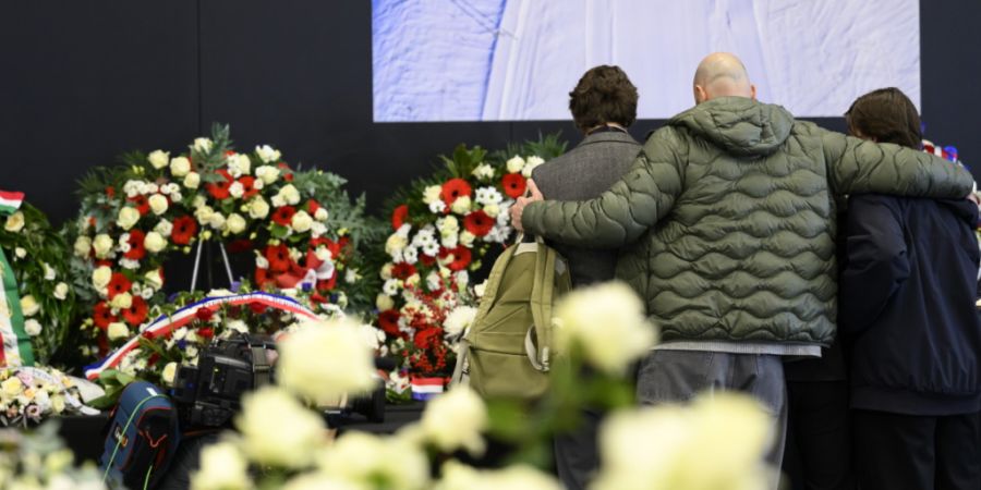 Über 40 Tessiner Persönlichkeiten aus Kultur und Politik fordern von der Eidgenossenschaft die Einrichtung eines Fonds für die betroffenen Familien der Brandkatastrophe von Crans-Mon...