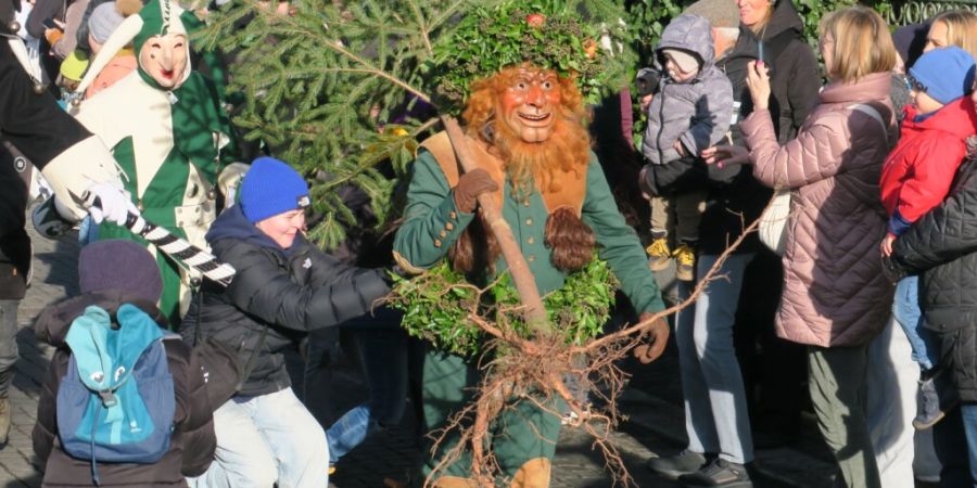 Wie immer beliebt bei den Kindern: Der Wild Maa tanzt durchs Kleinbasel.