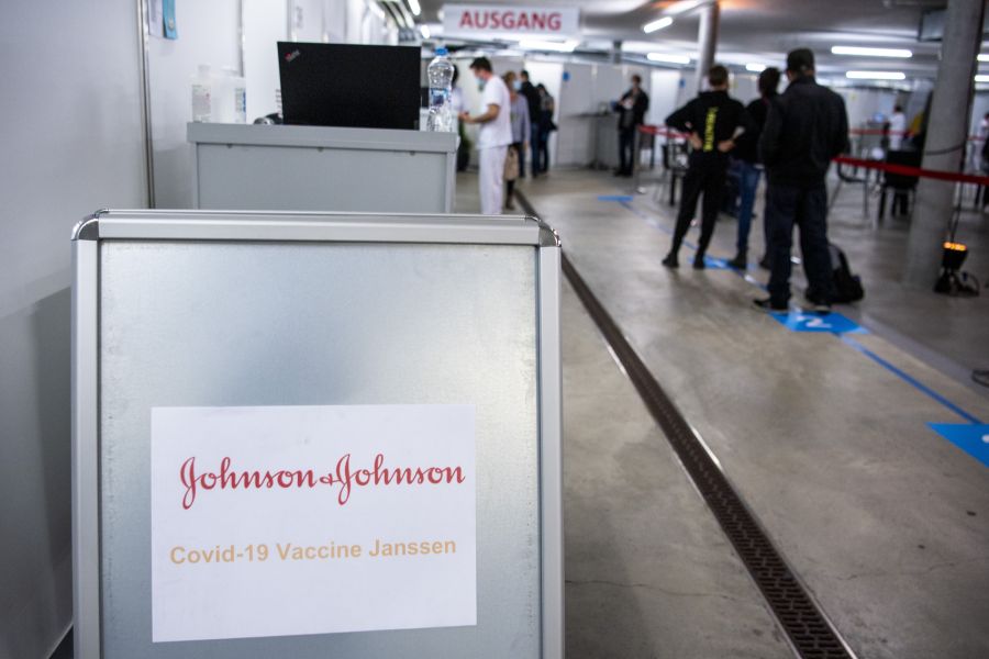 Dies betraf ausschliesslich Vektorimpfungen wie die von Vaxzevria oder Johnson&Johnson, bei mRNA-Impfstoffen trat die Folgewirkung nicht auf.