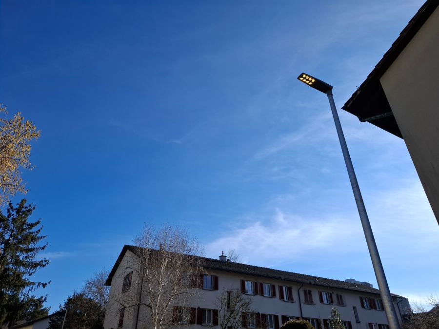 Neue Berner LED-Strassenlampen in Bern-Bümpliz brennen auch tagsüber.