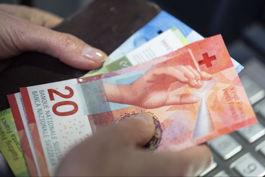 Dann droht in der Schweiz eine Inflation. Zusätzlich dürfte auch jeder Bürger am Ende des Jahres weniger Geld im Sack haben.