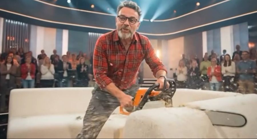 Auch das Happy Day-Sofa wird halbiert (KI generiert).