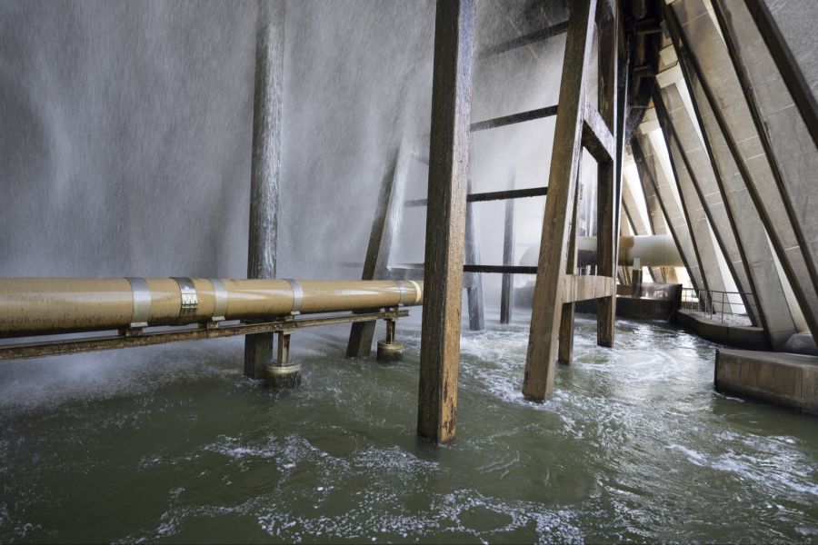 Eigentlich werden mit dem Kernkraftwerk rund 13 Prozent des Schweizer Stroms produziert. (Im Bild: Kühlwasser fliesst durch den Kühlturm)