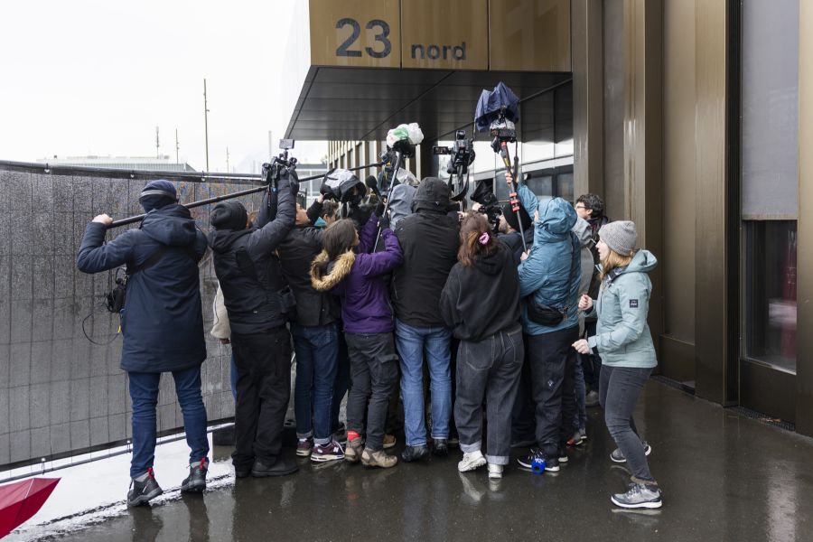 Am Rande der Anhörung trafen sie sich mit den Morettis zum Gespräch. Es waren aber keine Reporter dabei.