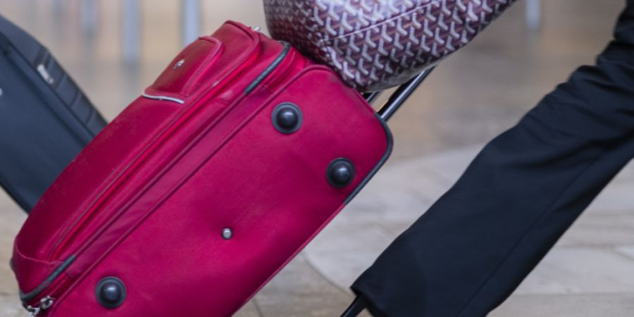 Weniger Geld für den Sommerurlaub: Französinnen und Franzosen planen laut Umfrage kürzere Reisen und suchen nach günstigeren Angeboten. (Symbolbild)