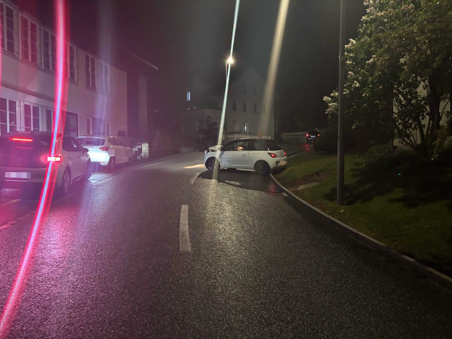 Der Autofahrer musste ins Spital gebracht werden.