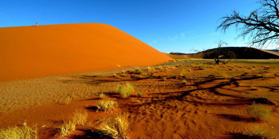 ARCHIV - Dünen in Sossusvlei nahe Sesriem im Namib Naukluft Park (Namibia). Foto: Ralf Hirschberger/dpa/Symbolbild