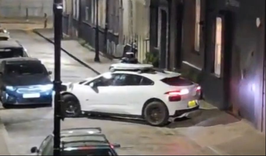 Das Robo-Taxi hat sich in einer Londoner Strasse gleich dreimal innerhalb einer Woche verirrt und sorgt damit für reichlich Aufsehen.