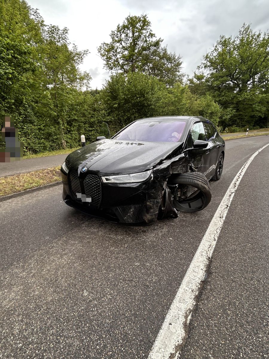 Eine Autofahrerin wurde bei der Kollision verletzt.