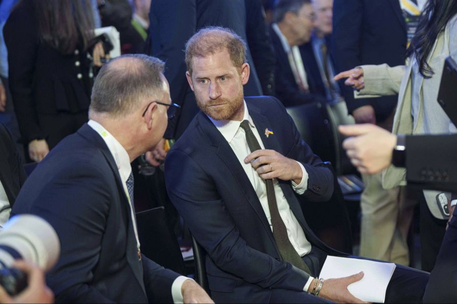 Prinz Harry unterhält sich mit dem ehemaligen polnischen Präsidenten Andrzej Duda.