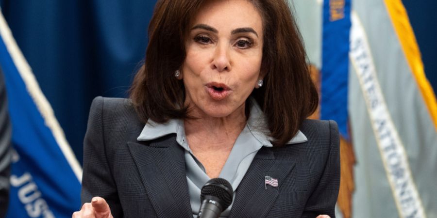 ARCHIV - US-Staatsanwältin Jeanine Pirro kündigt bei einem Auftritt eine Scam Center Strike Force an, die gegen Krypto-Anlagebetrüger vorgehen soll. Foto: Cliff Owen/FR170079 AP/dpa