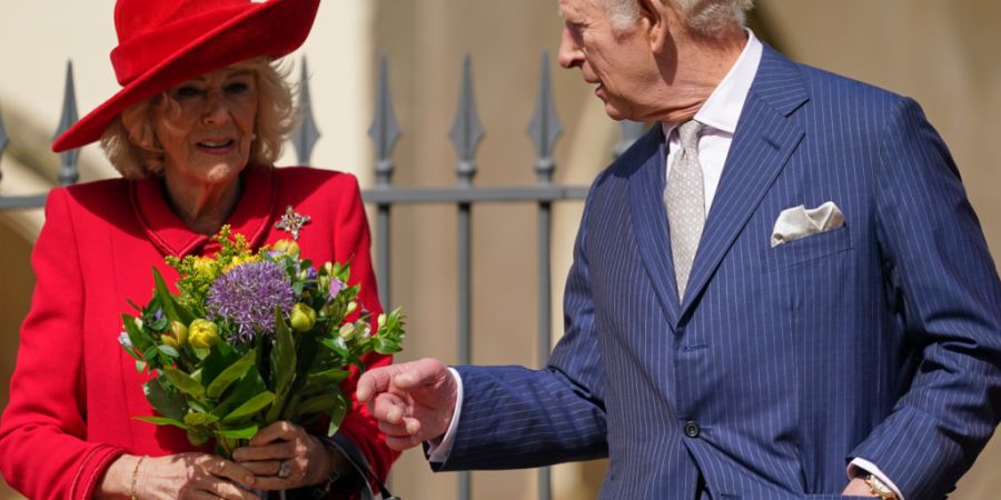 Der britische König Charles III. und Königin Camilla (l) verlassen die St. George's Chapel in Windsor, nachdem sie dem Ostermatinsgottesdienst beigewohnt haben. Foto: Alberto Pezzali/...