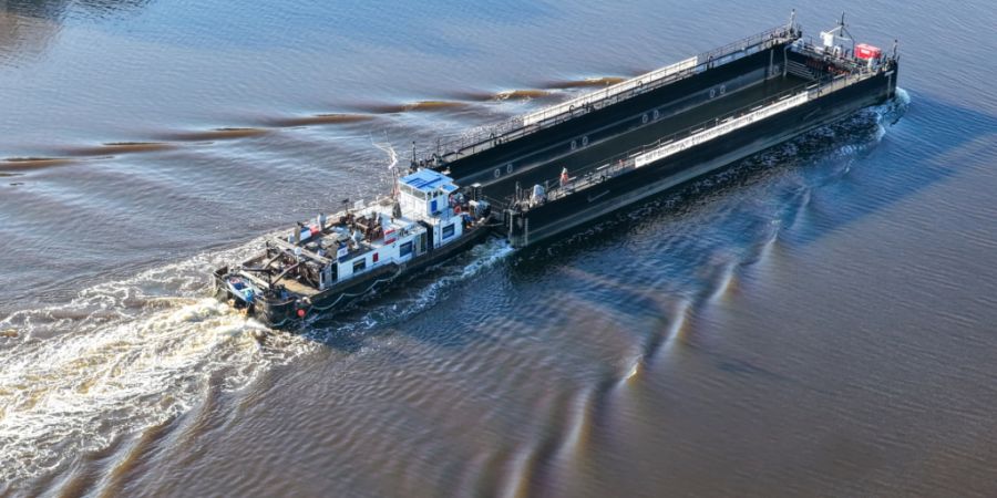 Ein Lastkahn, geschoben von dem Schubschiff «Hans» fährt auf dem Nord-Ostsee-Kanal bei Hohenhörn. Die sogenannte Barge, die für den Transport des Wals durch die Ostsee in die Nords...