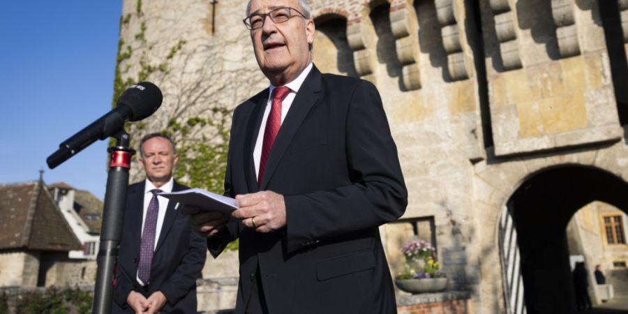 Guy Parmelin (rechts) mit dem Freiburger Regierungspräsidenten Philippe Demierre vor den Medien in Estavayer-le-Lac.