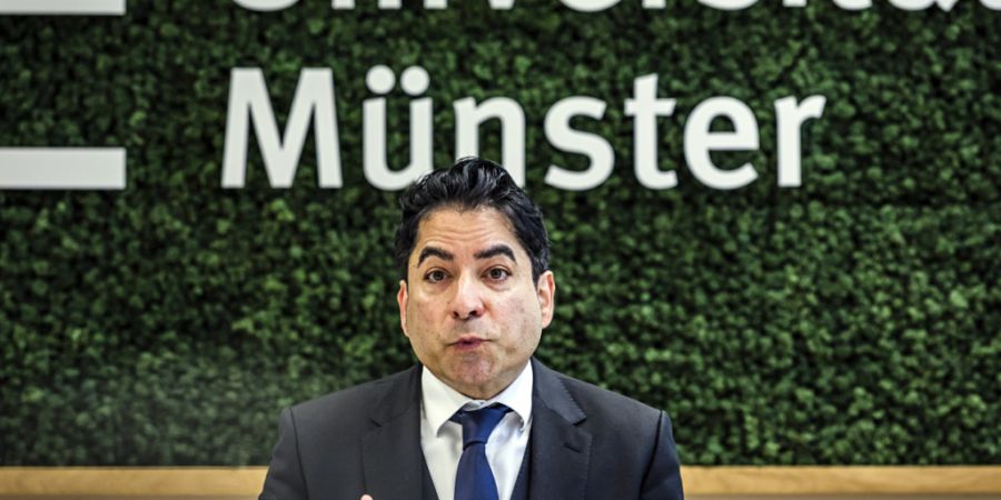 Prof. Dr. Mouhanad Khorchide, Direktor des Zentrums für Islamische Theologie und Gründungsdekan der neuen Fakultät, spricht während einer Pressekonferenz. An der Universität Münst...