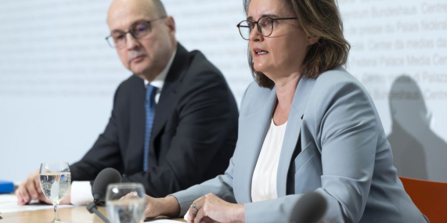 Hatten letztes Jahr mehr zu tun: Marlene Amstad, Verwaltungspräsidentin der Eidgenössischen Finanzmarktaufsicht Finma, und Stefan Walter, Direktor Finma, während der Jahresmedienkonf...