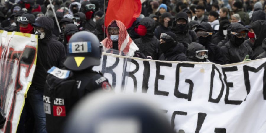 Nur wenige hundert Demonstrierende versammelten sich für die Anti-WEF-Demonstration in Bern.