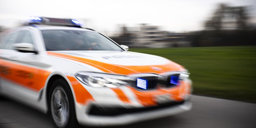 Mobile Patrouillen sollen im Kanton St.Gallen aus Spargründen geschlossene Polizeiposten ersetzen. Für den Kontakt zur Bevölkerung werden neue Online-Angebote diskutiert. (Archivbild)