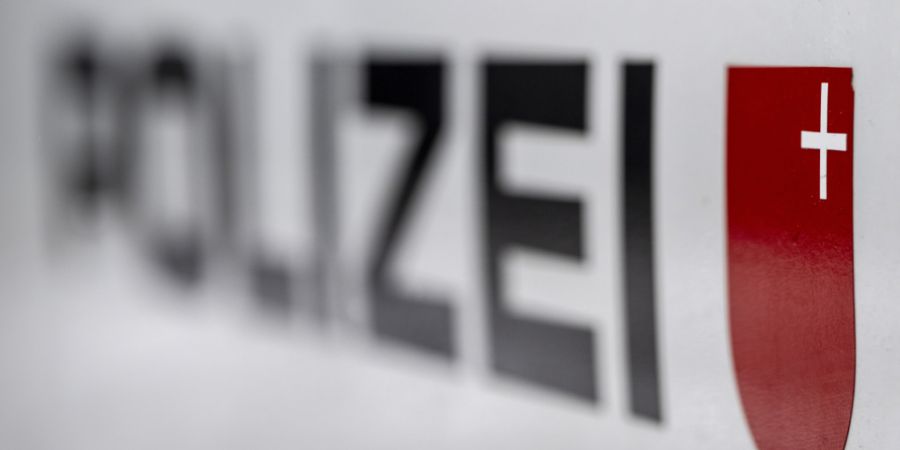 In Ibach SZ hat die Schwyzer Kantonspolizei am Donnerstag einen mutmasslichen Paketbetrüger festgenommen. (Symbolbild)