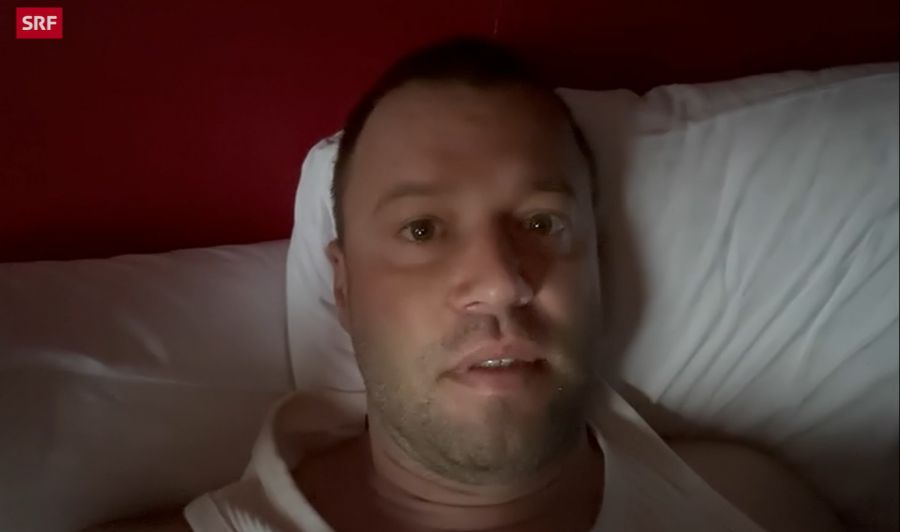 Am nächsten Morgen meldet er sich erneut: Es geht ihm ein wenig besser.