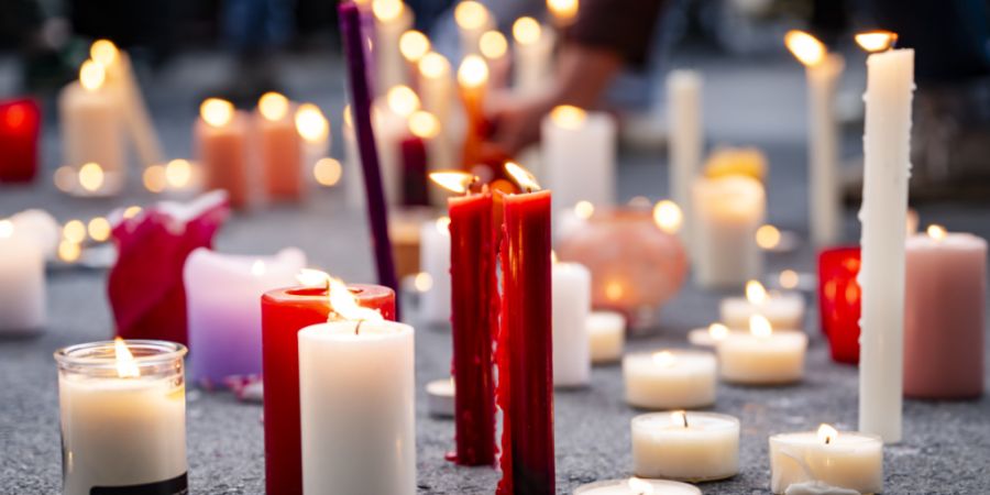 Nach dem Tötungsdelikt einer Frau im freiburgischen Epagny im April 2025 fanden Mahnmärsche statt, die auf die Problematik von Gewalt gegen Frauen aufmerksam machten. (Archivbild)