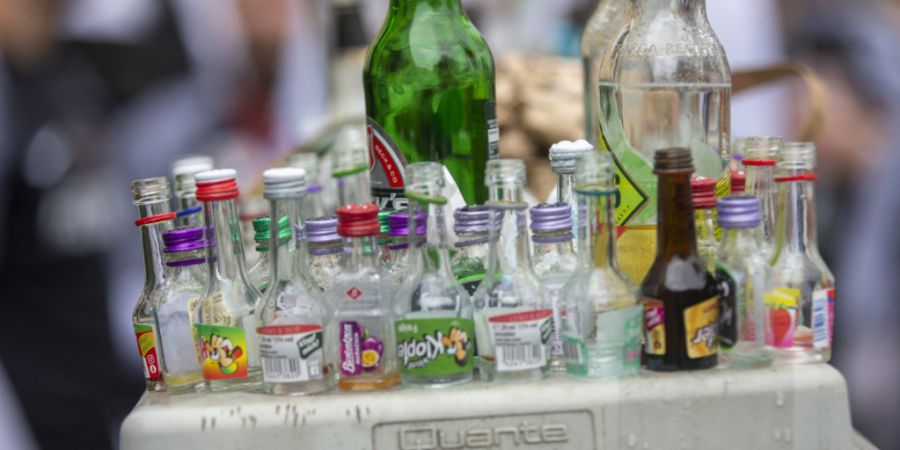 Bei Testkäufen des Blauen Kreuzes im Kanton Bern kamen vergangenes Jahr 129-mal Minderjährige zu Alkohol. (Symbolbild)