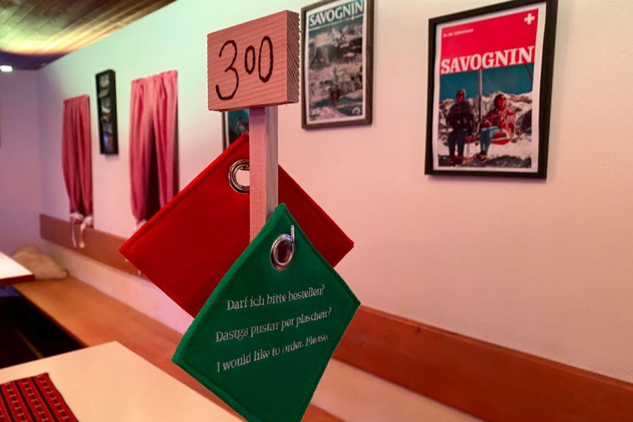 Gäste, die etwas bestellen wollen, hängen im Bergrestaurant Steil'Alva ein grünes Fähnchen an den Haken des Ständers auf dem Tisch.