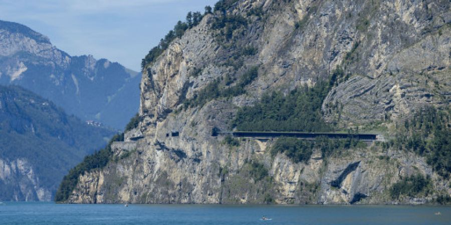 Die Axenstrasse zwischen Flüelen UR und Brunnen SZ, mit ihrer Galerie am Vierwaldstättersee, ist vom 20. bis 24. April in der Nacht vollständig gesperrt. (Archivbild)
