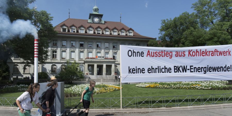 Die BKW-Beteiligung am deutschen Kohlekraftwerk Wilhelmshaven ist seit langem umsritten - im Bild eine Demonstration aus dem Jahr 2014