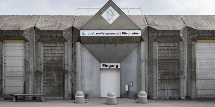 Ein ehemaliger Gefängnismitarbeiter schmuggelte für Insassen Drogen in die Justizvollzugsanstalt Pöschwies. (Archivbild)