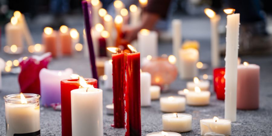 Kerzen im Gedenken an die im April 2025 in Epagny getötete Frau. Der Femizid löste schweizweit Bestürzung aus und brachte im Kanton Freiburg auch auf Verwaltungsebene einiges ins Rol...