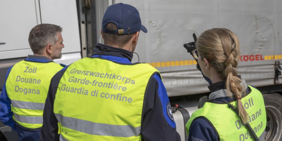 Das Basler Kantonslabor und das Bundesamt für Zoll und Grenzsicherheit haben viele Mängel beim Gefahrguttransport auf der Strasse entdeckt. (Symbolbild)