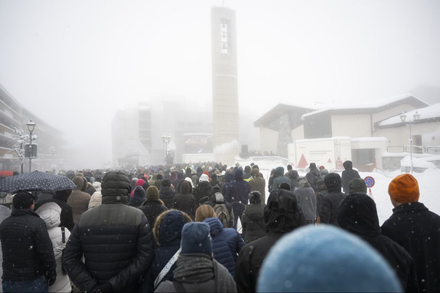 Sie verfolgen die Trauerzeremonie via Livestream.
