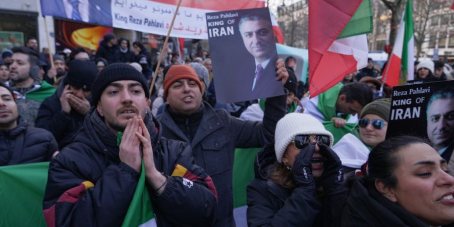 Exil-Iraner demonstrieren auf dem Kurfürstendamm ihre Solidarität mit den Protesten im Iran mit Fahnen und dem Porträt von Reza Pahlavi, Sohn des 1979 gestürzten Schahs. Foto: Sven ...