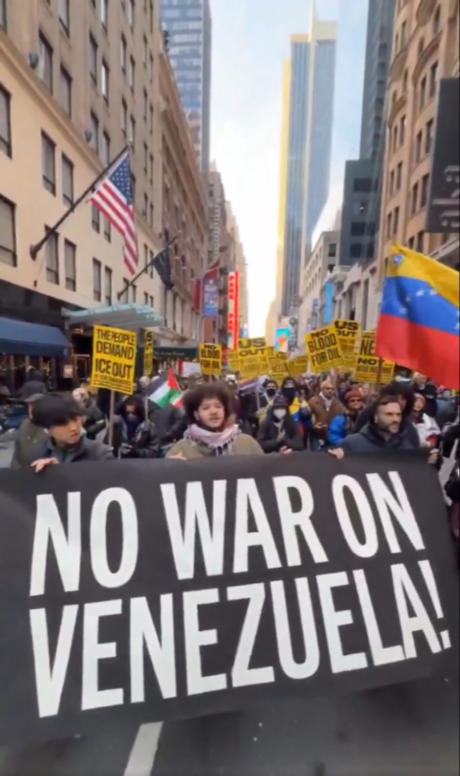 Auch die Kufiya ist prominent zu sehen.