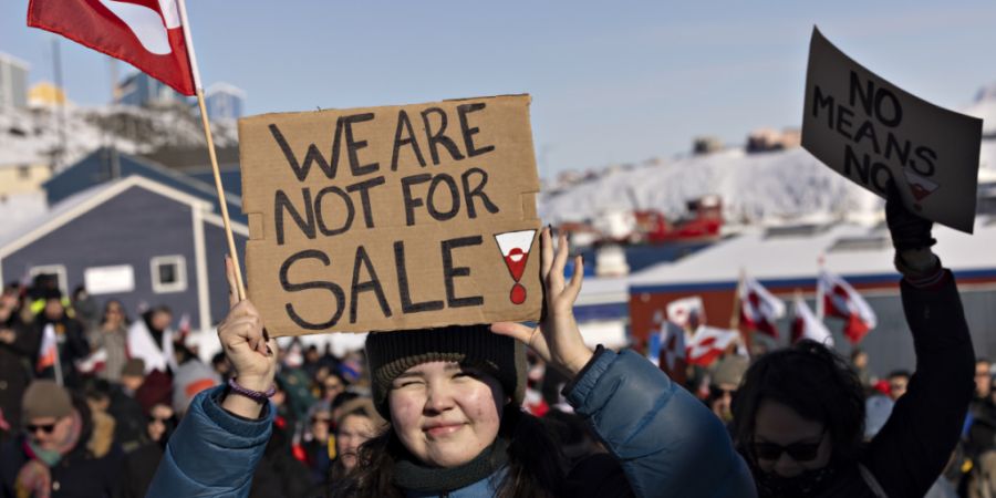 ARCHIV - Menschen nehmen an einem Marsch teil, der vor dem US-Konsulat unter dem Motto «Grönland gehört dem grönländischen Volk» endet. Auf einem Plakat steht geschrieben «We are...