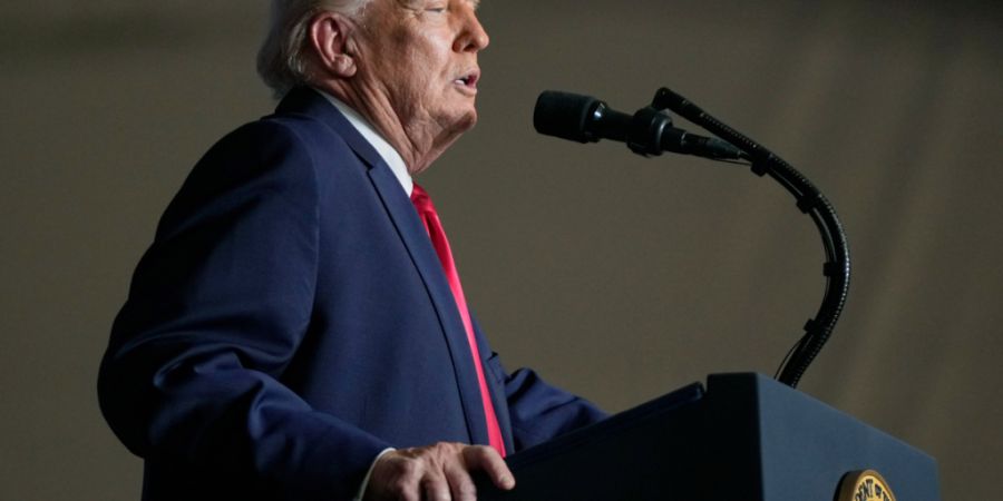 US-Präsident Donald Trump spricht während einer Veranstaltung im Horizon Events Center. Foto: Mark Schiefelbein/AP/dpa