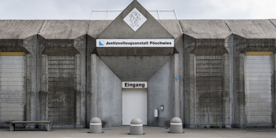 Ein ehemaliger Gefängnismitarbeiter steht am kommenden Mittwoch vor Gericht. Er soll für Insassen Drogen, Steroide und Mobiltelefone in die Pöschwies geschmuggelt haben. (Archivbild)