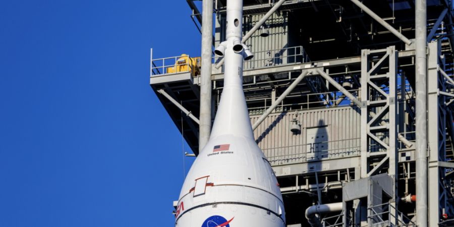 Die Rakete steht für ihren Start in Richtung Mond bereit.