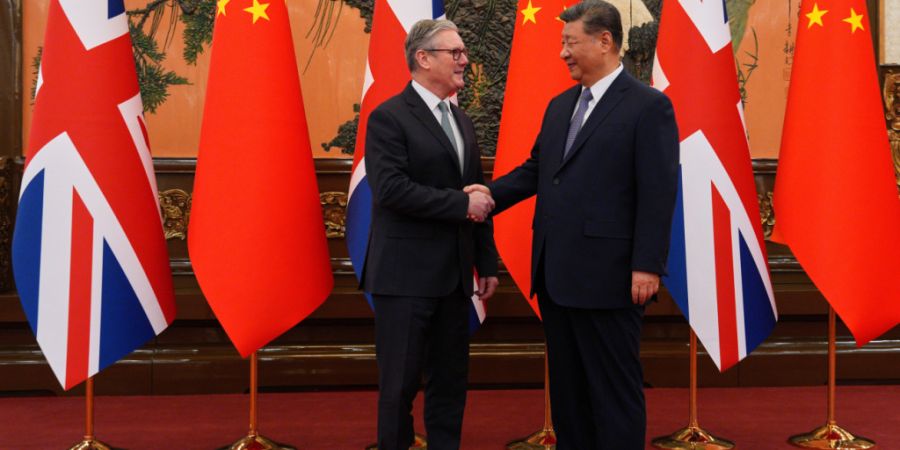 Der britische Premierminister Keir Starmer (l) schüttelt dem chinesischen Präsidenten Xi Jinping vor einem bilateralen Treffen die Hand. Foto: Carl Court/Pool Getty/AP/dpa