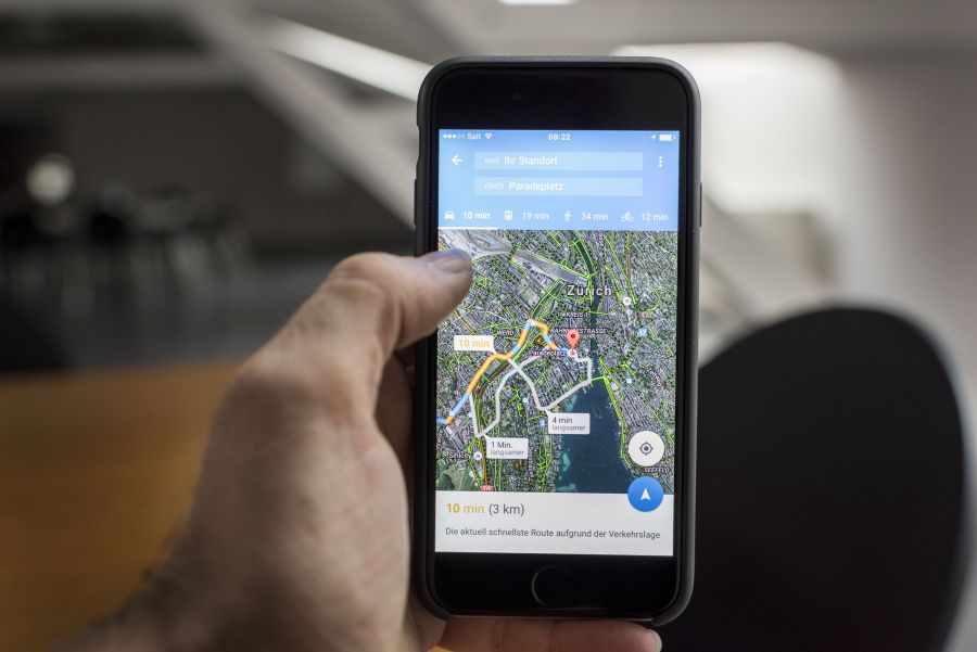 Eine Person navigiert mit Google Maps auf ihrem iPhone.