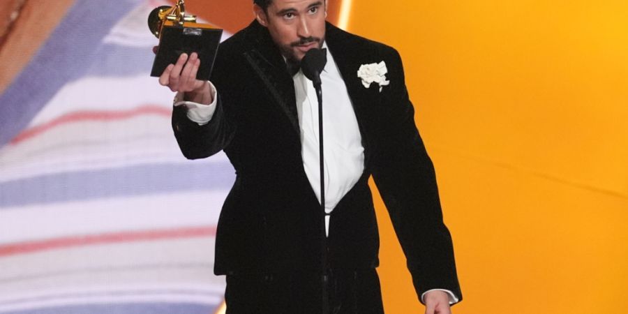 Bad Bunny nimmt den Preis für das Album des Jahres für «Debi Tirar Mas Fotos» während der 68. Grammy Awards entgegen. Foto: Chris Pizzello/Invision/AP/dpa