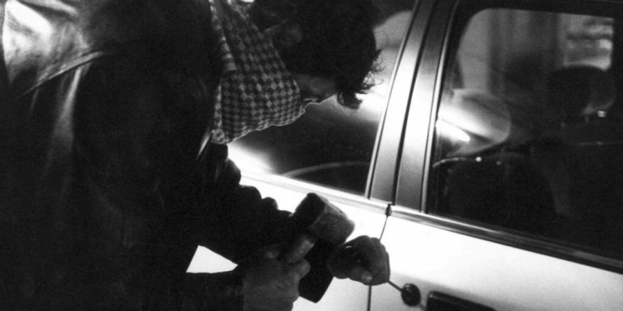 Ein 19-Jähriger wird verdächtigt, zunächst ein Auto gestohlen und anschliessend damit einen Unfall verursacht zu haben. (Symbolbild)