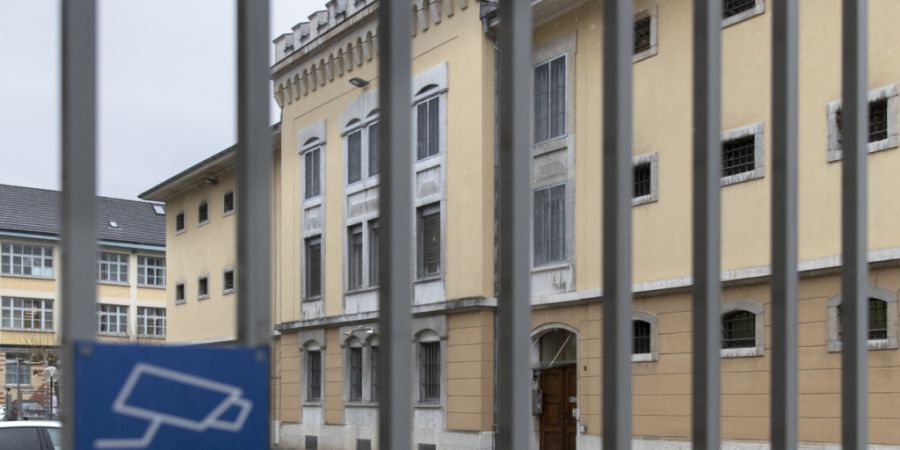 Das in die Jahre gekommene Regionalgefängnis Biel soll in einigen Jahren durch einen Neubau in Witzwil ersetzt werden. (Archivbild)