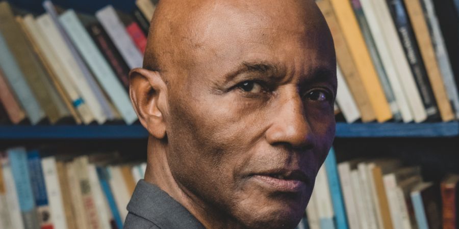 Jean-Raoul Austin de Drouillard wurde in Haiti geboren und kam als Kind unter tragischen Umständen in die Schweiz. In seinem autofiktionalen Roman «Im falschen Leben» erzählt er vom s...